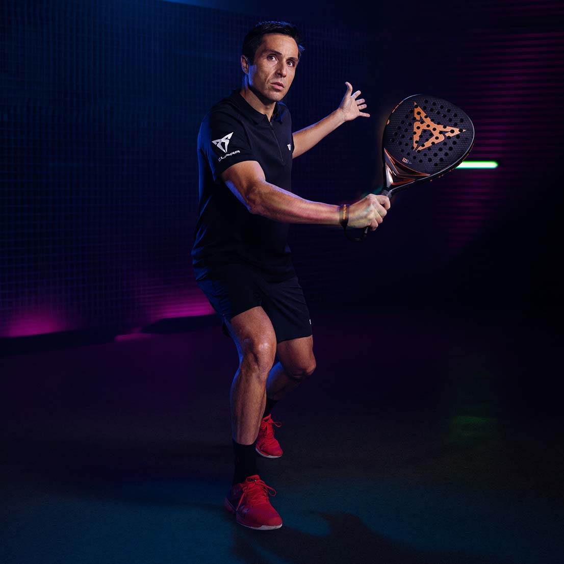 The professional padel player, Fernando Belasteguín with the CUPRA padel racket.