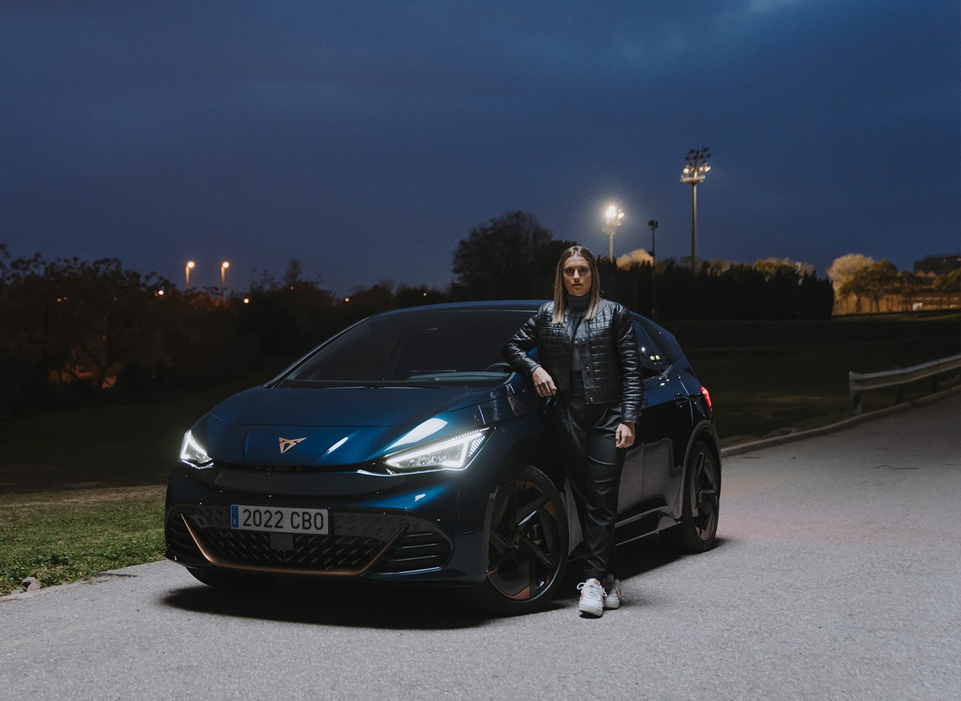 Alexia Putellas leaning on an Aurora Blue CUPRA Born Alexia Putellas leaning on an Aurora Blue CUPRA Born