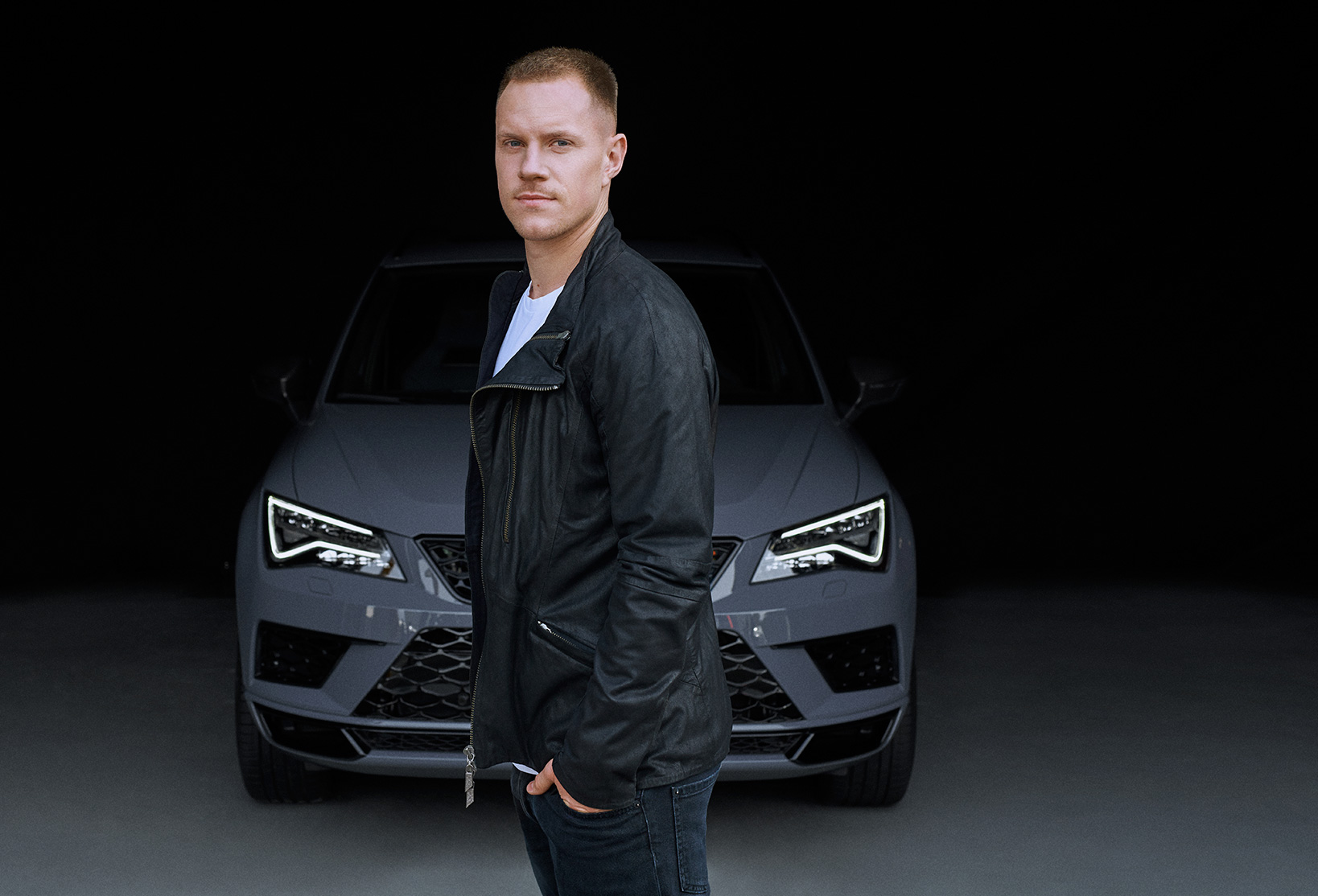 Ter Stegen stands in front of a CUPRA Ateca limited edition in Bila White colour
