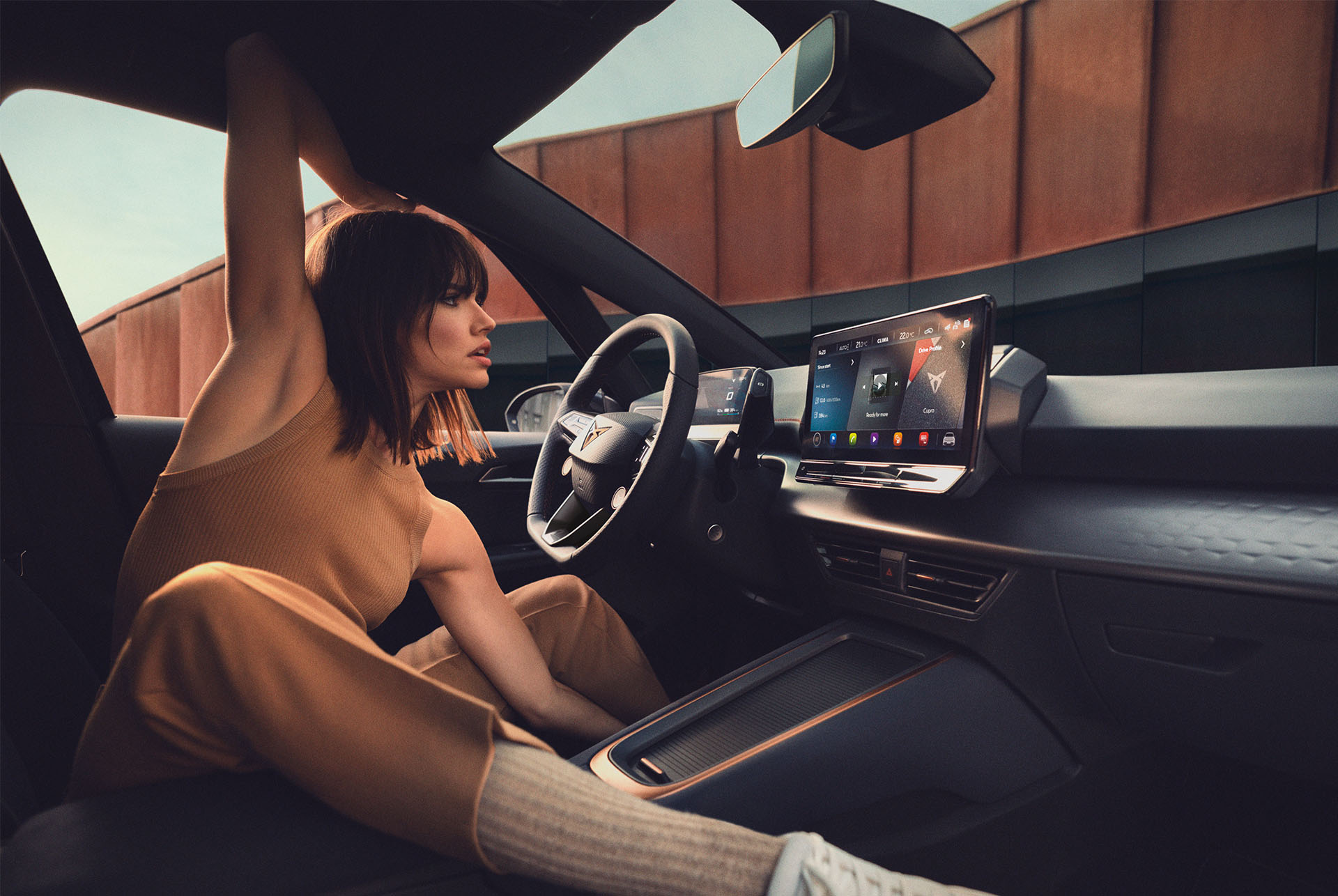 CUPRA Born 2024 - Dashboard's technology and blue upholstery