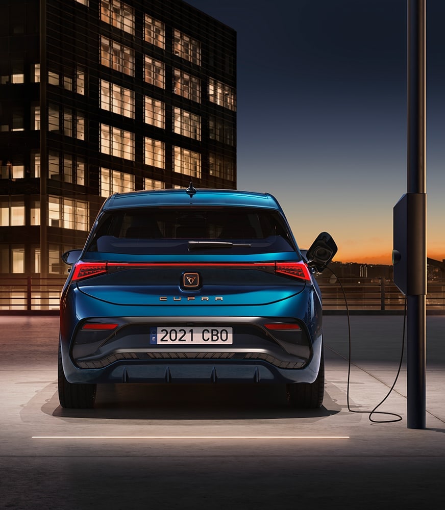 CUPRA%20Born%20Aurora%20blue%20colour%20bumper%20rear%20view%20plug%20into%20a%20CUPRA%20Charger%20by%20Elli