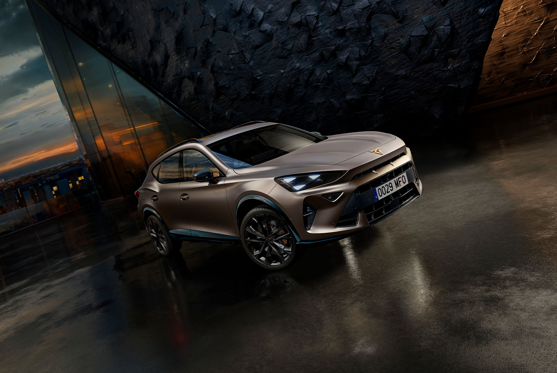 cupra-formentor-side-view-lifestyle-parked-in-an-dark-urban-environment