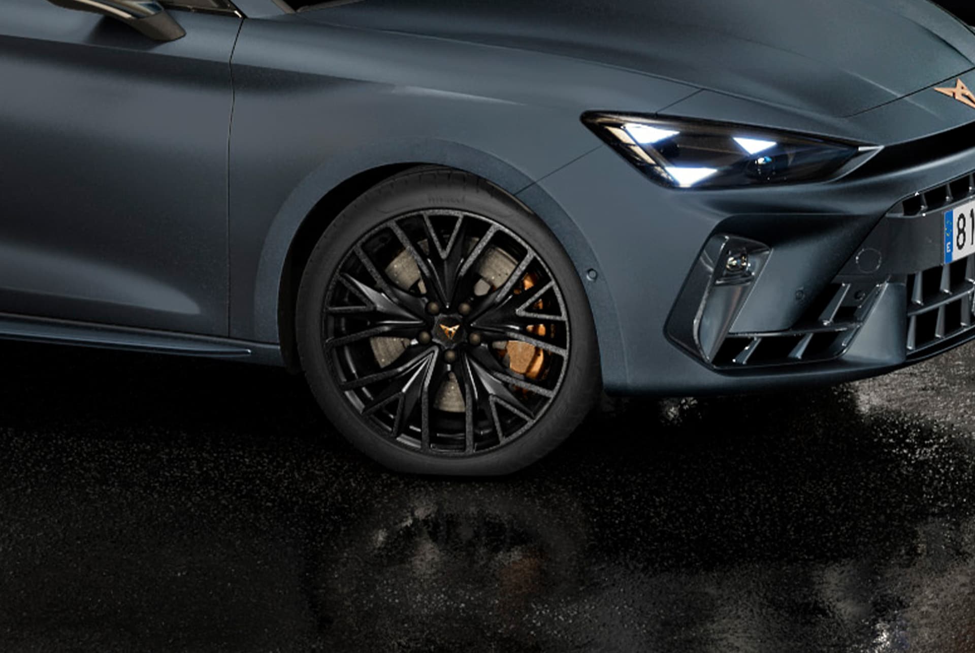close-up of the seat leon sportstourer in grey, highlighting the commanding design of the right 19-inch alloy wheel in sport black matt.  