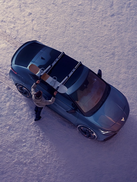 bird's-eye view of a cupra to highlight the ski rack extender. It's the perfect and safest accessory to take to your journeys to the slopes.