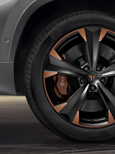 cupra ateca with 19 inches alloy rims and performance brakes with Brembo calipers