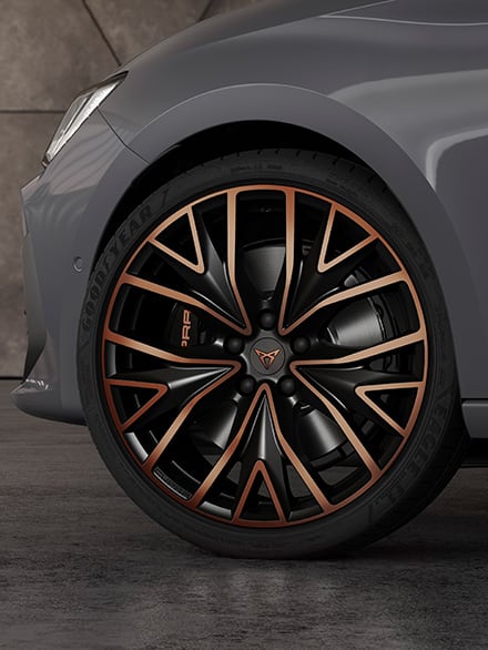 19” Alloy Wheels of the new CUPRA Leon Sportstourer ehybrid Family Sports Car in graphene