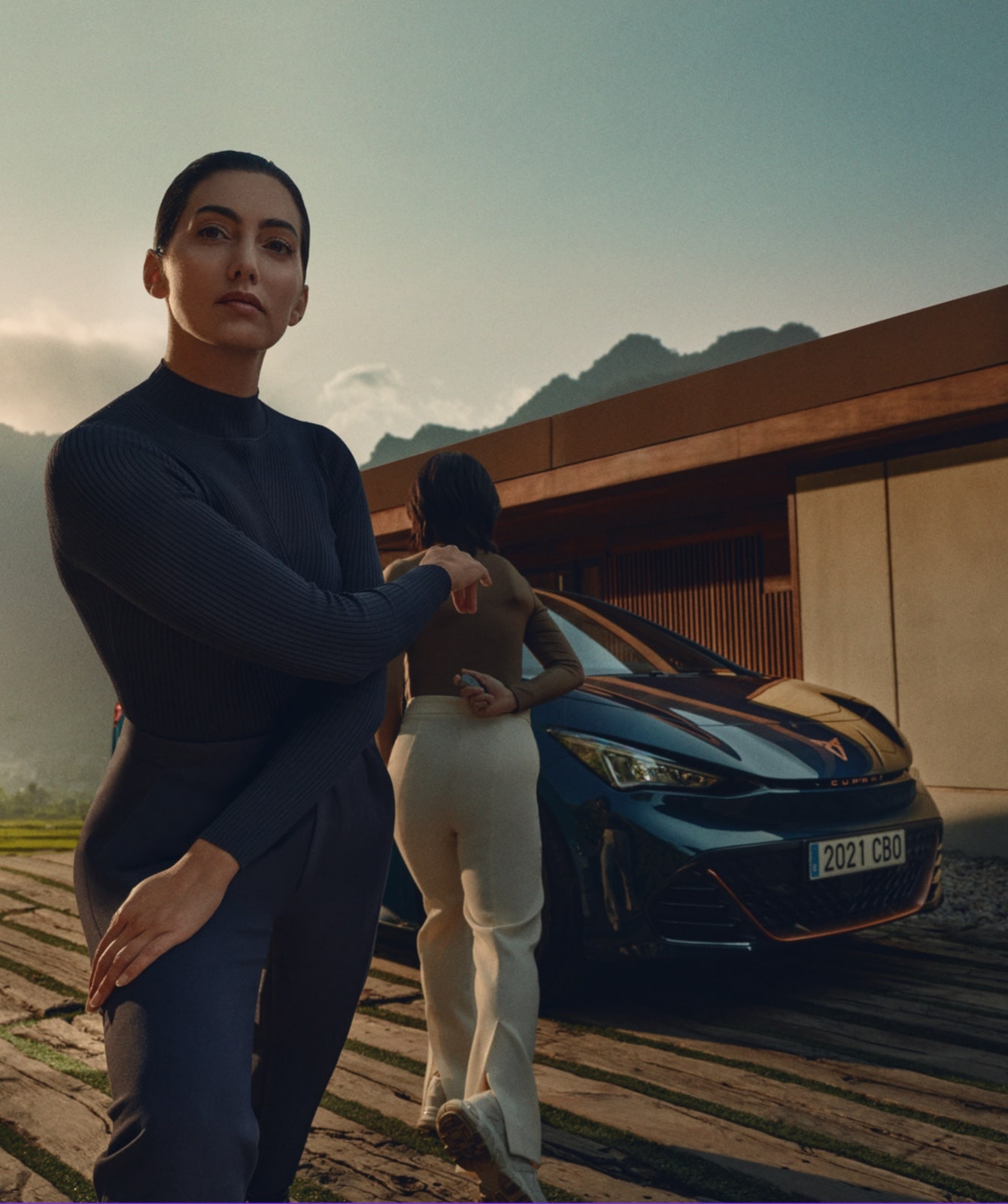 girls-next-to-cupra-born-booking-a-service