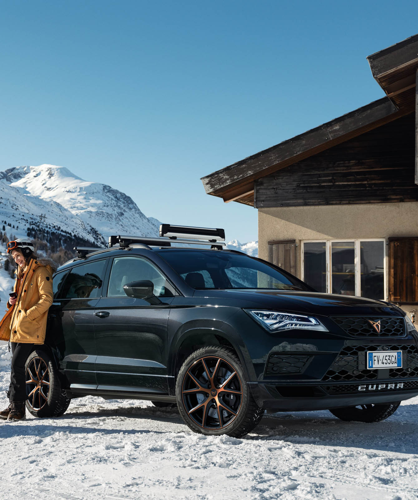 couple-in-the-snow-with-cupra-ateca