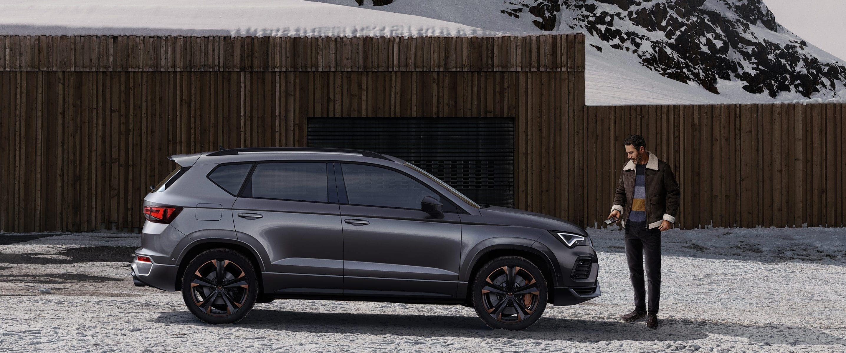 cupra-ateca-winter-gris-rodium-with-man 